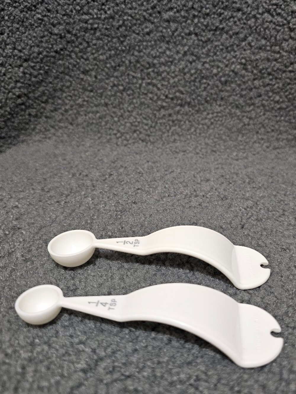 Tupperware White Curved Measuring Spoons Made for D Ring Set Gray Letters 3484
